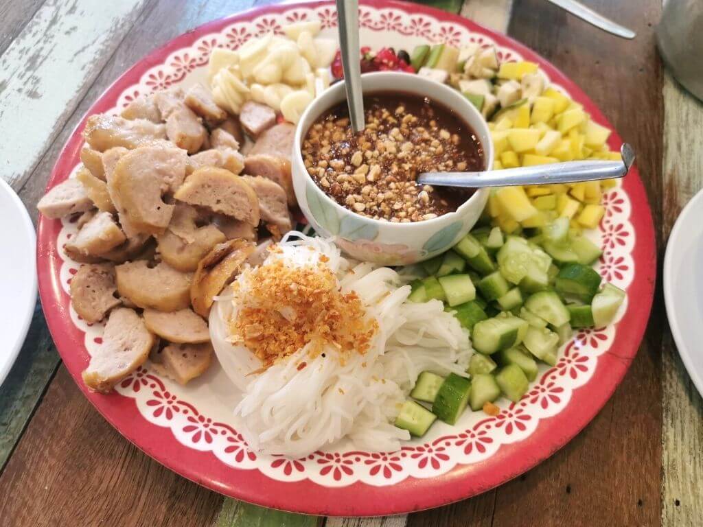 【kin zaap】 サトーンの美味しいベトナム風タイ料理レストラン